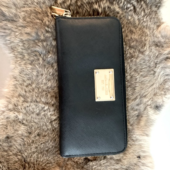 Michael kors women’s long zipper wallet (OG $ ~ 150) - Picture 1 of 3